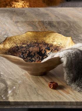 大平层别墅会客厅茶几高级感布置金色华章创意方形玻璃果盘装饰品