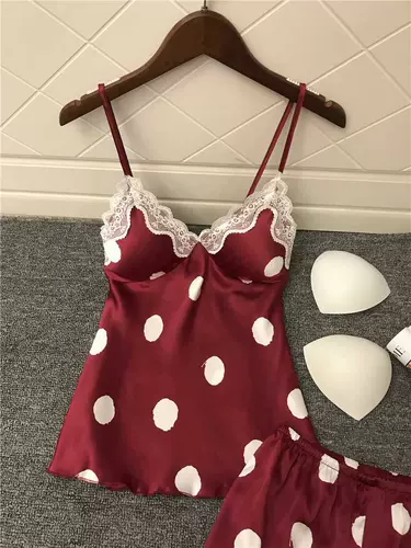 В женской ночной одежде.