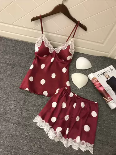 В женской ночной одежде.