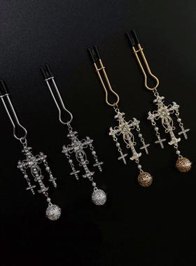 CAROLLL镶钻十字架咪咪夹铃铛