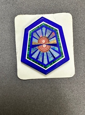 澳宝青金石孔雀红纹图画石德国细木镶嵌工艺高艺彩色宝石拼合吊坠