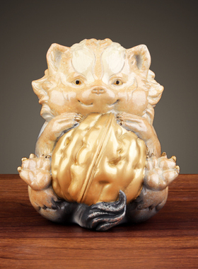 合家欢乐摆件獾子抱核桃小獾模型