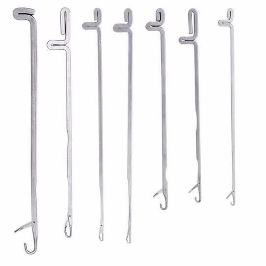 Набор маленьких спиц со спрятанными кончиками ниток, длинные и короткие спицы.