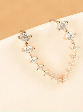 A row of 7 diamonds with rhinestones star stud earrings 耳环