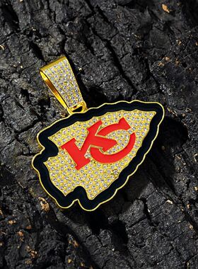 美式堪萨斯酋长队盾牌吊坠KC橄榄球项链古巴合金镶钻链子跨境新款