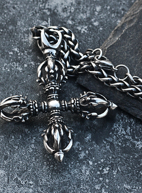 泰国复古十字金刚杵吊坠男士个性潮人钛钢项链嘻哈ins百搭毛衣链