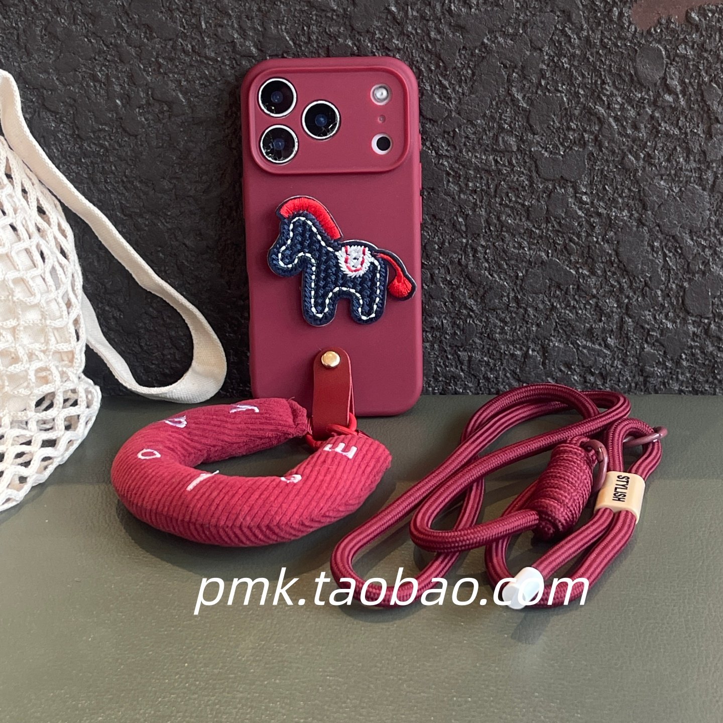 新年酒红色喜庆刺绣小马充棉手腕带适用iphone17手机壳15pro斜挎绳背包式苹果16promax新款13高级14手拎腕带,淘宝优惠券,粉丝福利购,淘宝优惠卷