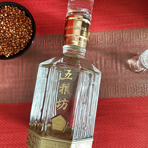 五粮液股份浓香型白酒五粮坊金色经典52度500ml*2瓶礼盒装宴请酒 - 图1