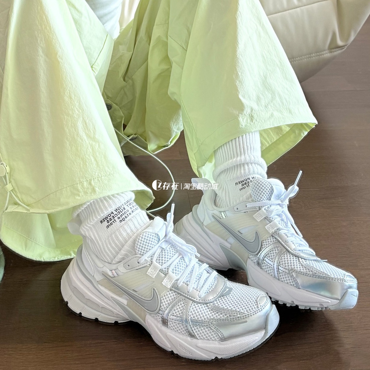 Nike/耐克 V2K Run 男女网面复古运动休闲老爹跑鞋 HQ1678 FD0736