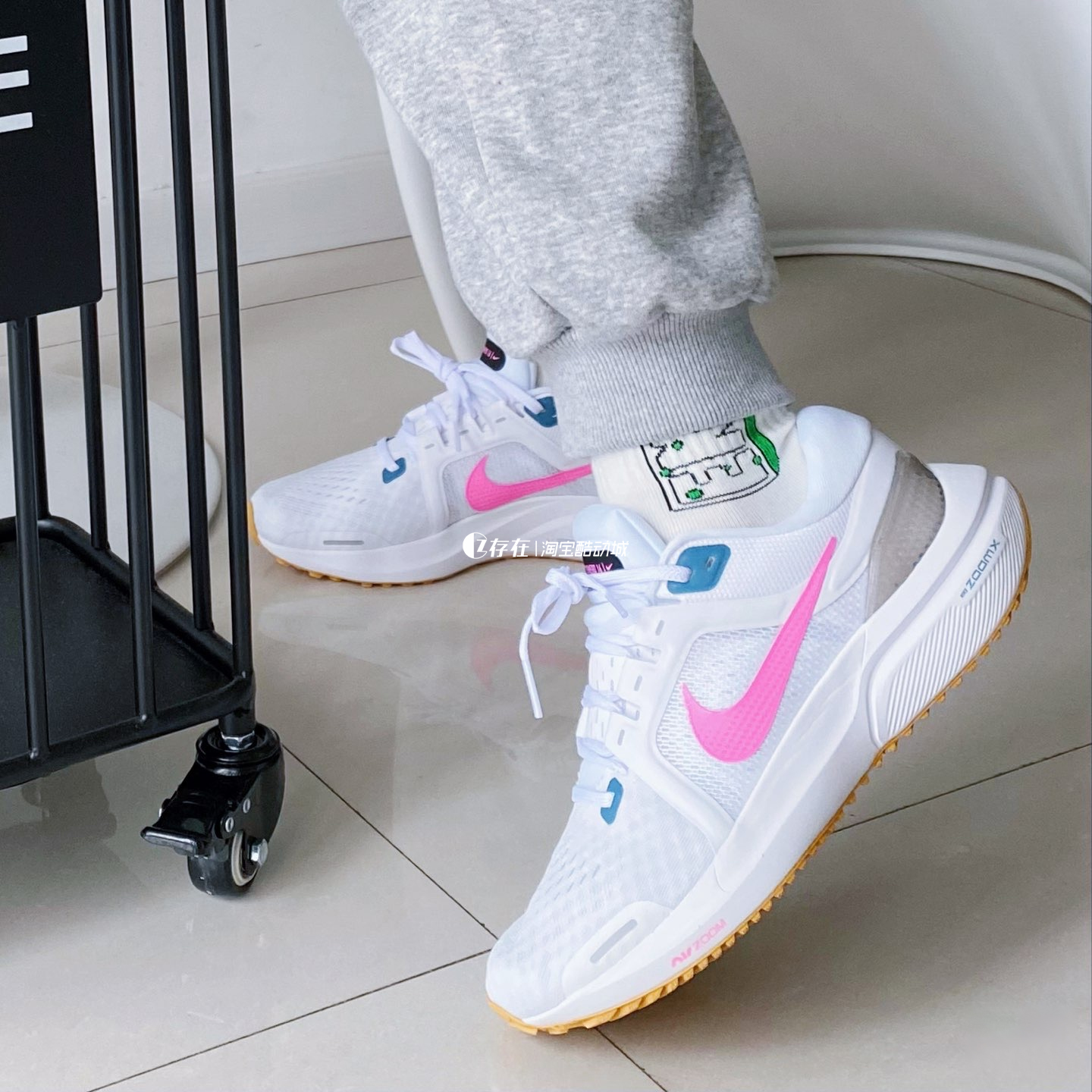 Nike/耐克 AIR ZOOM VOMERO 16 女子轻便减震跑步鞋 DA7698-104 - 图0