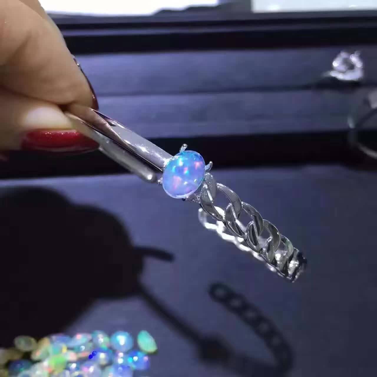 925玫瑰金镶嵌欧泊裸石活彩主手镯 凰丽尔手链