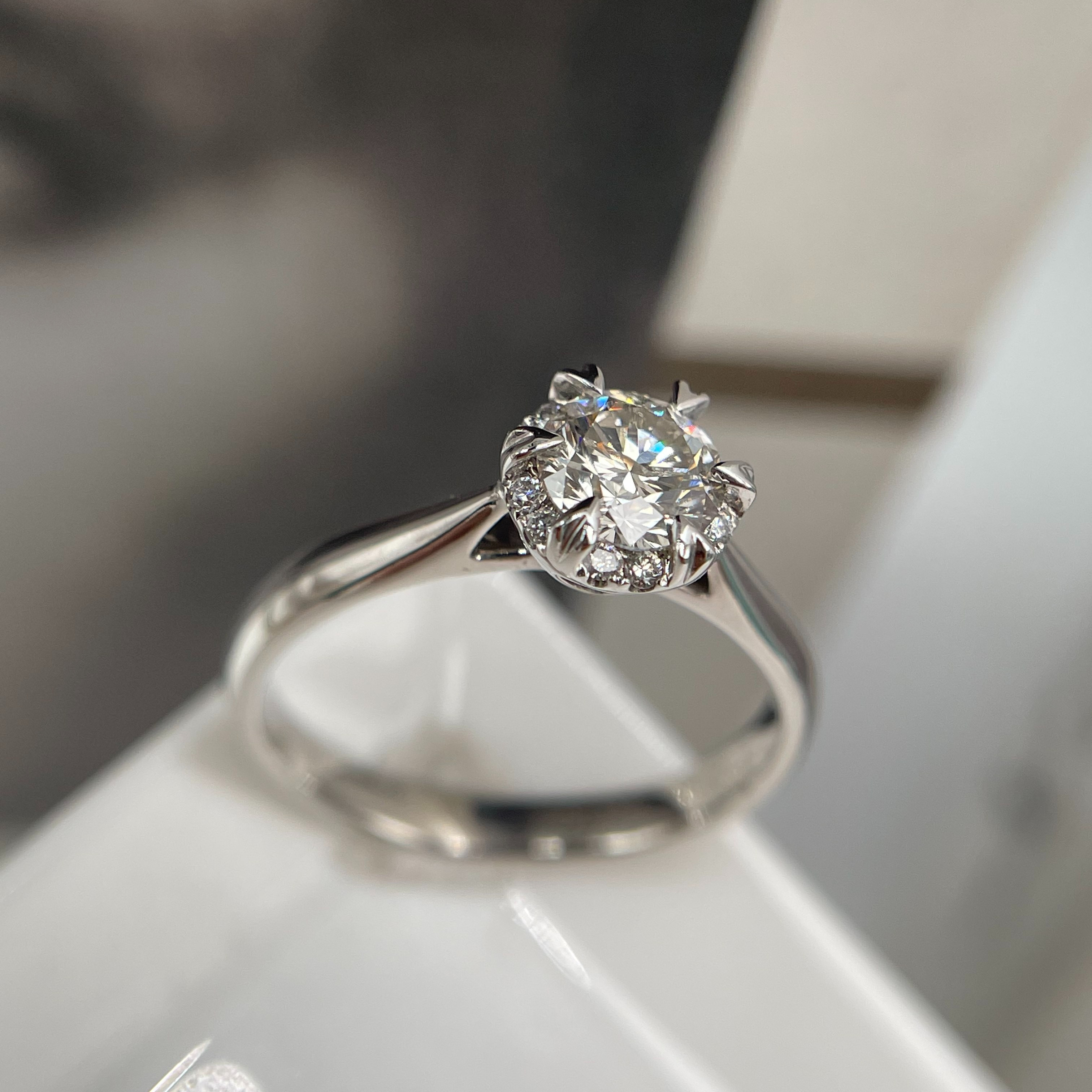 Flash sale Saturday fu 55-minute flower diamond ring, surrounded by diamonds, with great brilliance
