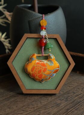 2026年新款手工布艺车载吊坠明黄亮色花纹手机挂饰流苏单面平安扣