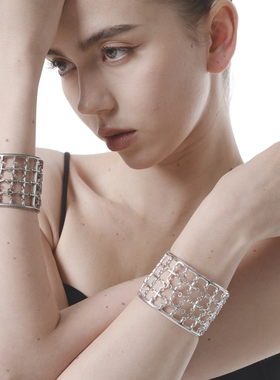 CHUNRAN十字群鸟镂空宽面手镯