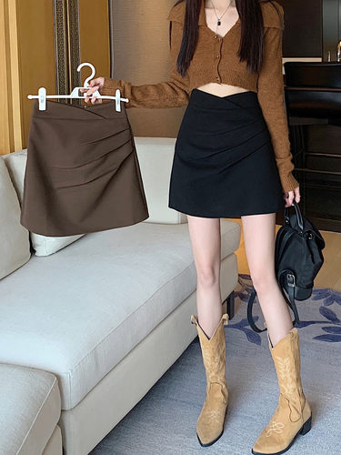 胖mm褶皱小黑裙女秋冬新款高腰显瘦不规则A字半身裙时尚包臀短裙 - 图1