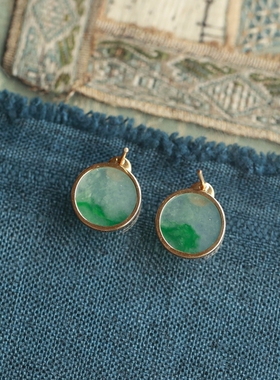 泼墨。天然飘绿圆形翡翠    18K黄金镶嵌    耳钉 / 耳环 / 耳饰