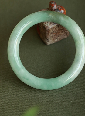 泼墨。天然A货翡翠 莹润飘绿  玉镯 / 手镯  内径59MM （ 原4千5