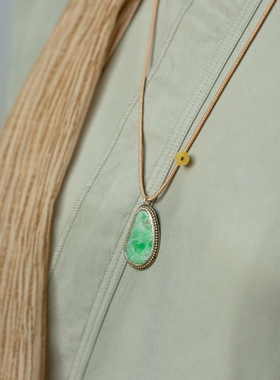 泼墨。 淡淡的飘绿色老翡翠花片   老银镶嵌  吊坠玉佩/挂件