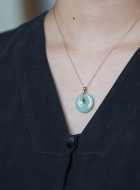 泼墨。天然翡翠18K黄金扣头吊坠