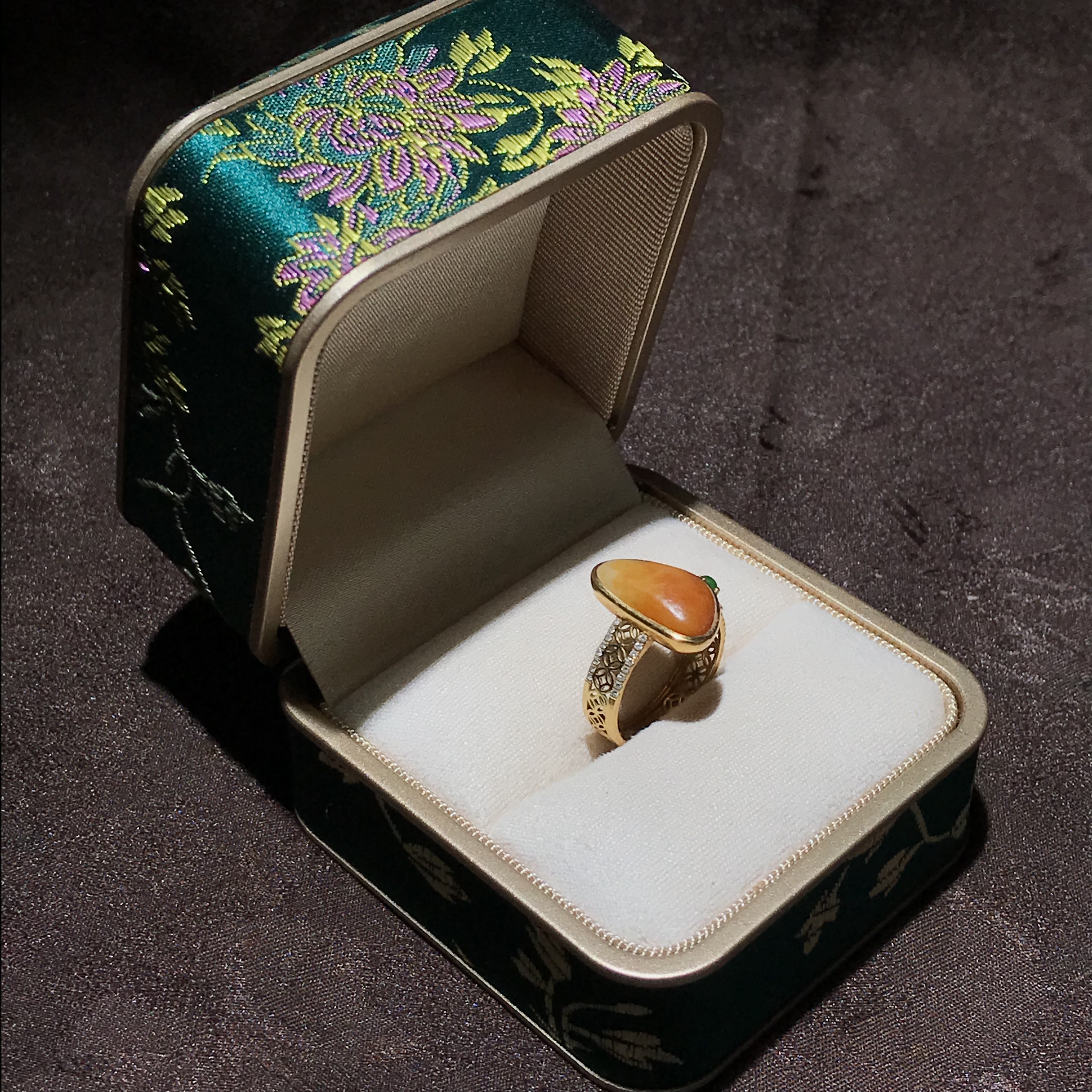 Ru Xian Jade Road 18K heavy gold inlaid with natural Huang Qin single seed ring single seed raw stone gold inlaid with jade belt certificate