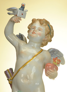 穿衬衫的丘比特彩色描金瓷塑