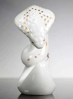 十二生肖蛇纯白描金动物瓷塑