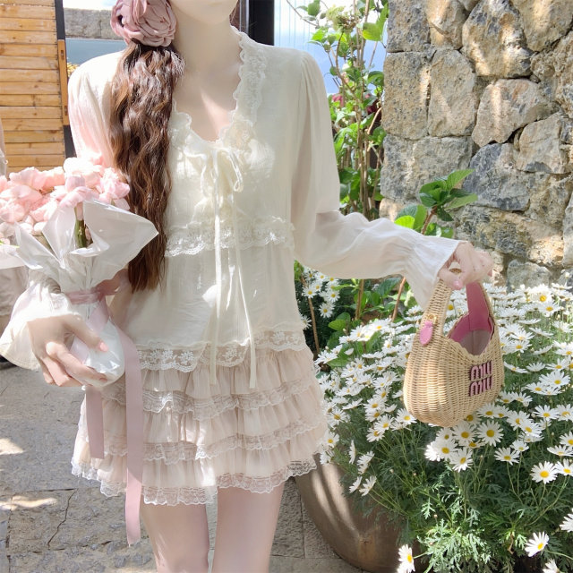 ເສື້ອຍືດຄໍ V-ruffled