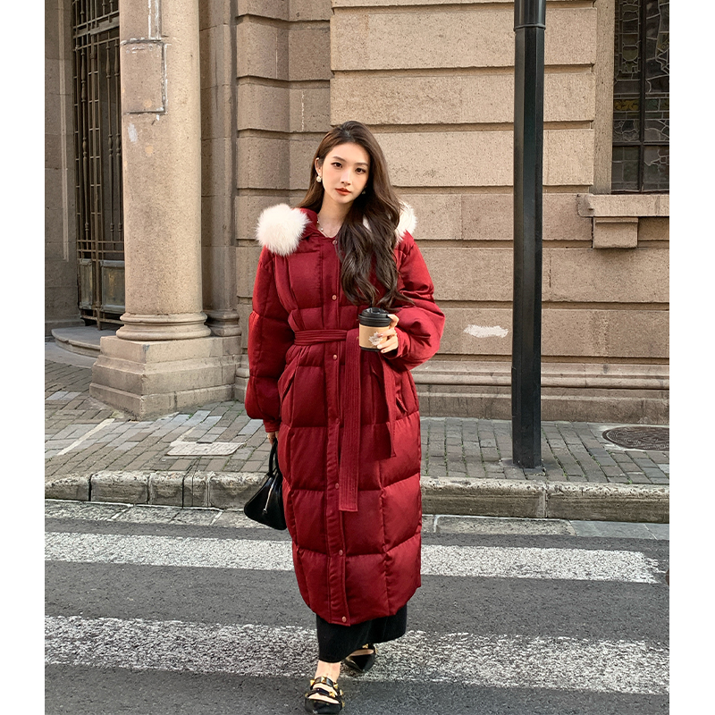 90白鹅绒暗红色长款系带羽绒服女冬季新款过膝加厚狐狸大毛领 - 图0
