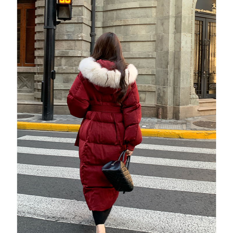 90白鹅绒暗红色长款系带羽绒服女冬季新款过膝加厚狐狸大毛领 - 图3