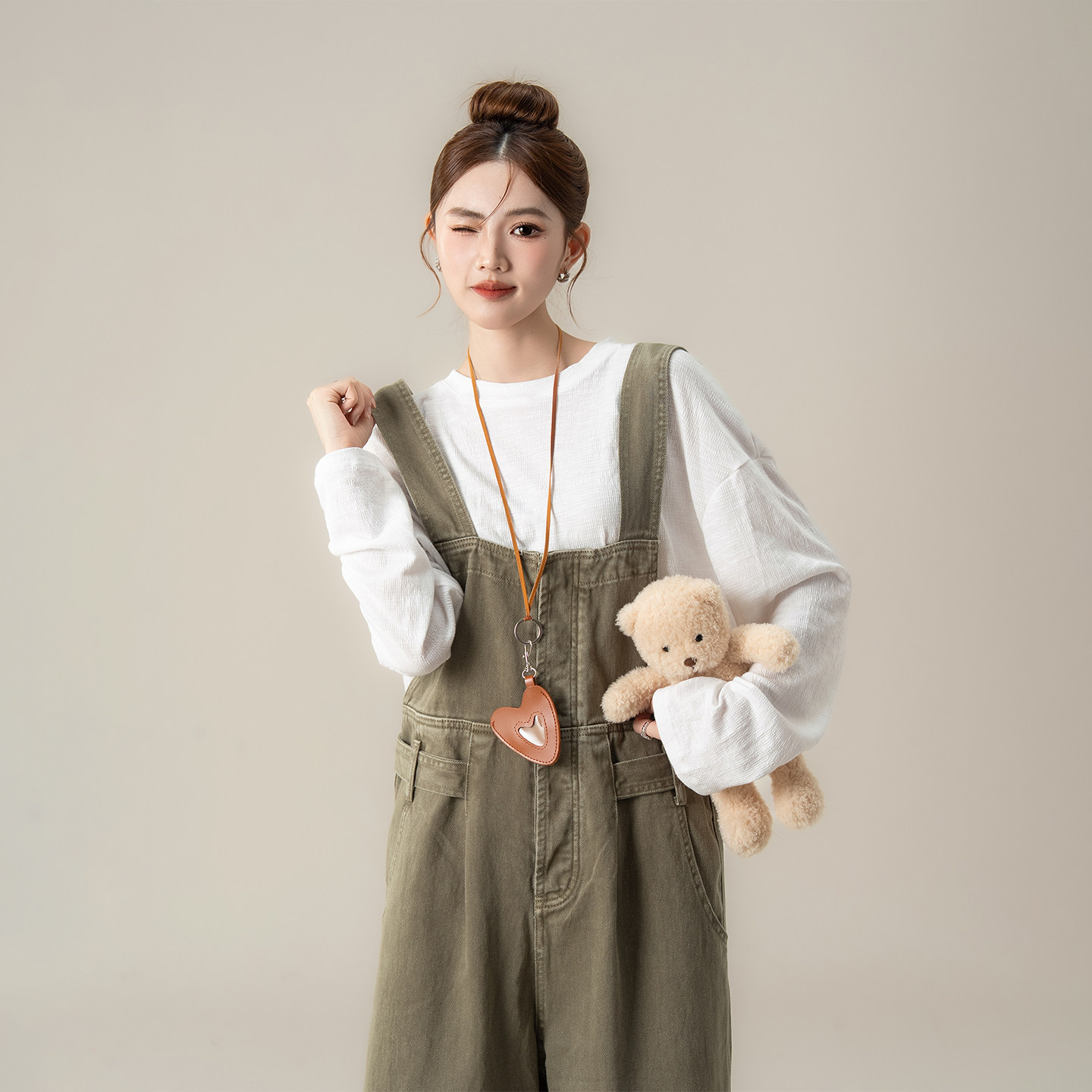 军绿色水洗牛仔工装背带裤女春季新款宽松显瘦休闲直筒连体阔腿裤,淘宝优惠券,粉丝福利购,淘宝优惠卷