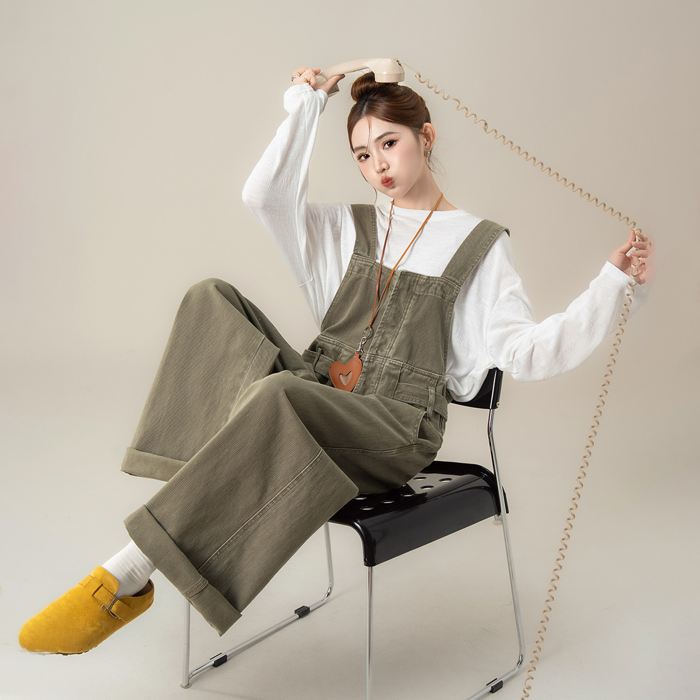 军绿色水洗牛仔工装背带裤女春季新款宽松显瘦休闲直筒连体阔腿裤,淘宝优惠券,粉丝福利购,淘宝优惠卷