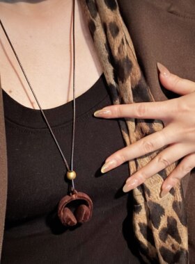 复古红色植绒耳机吊坠项链女高级感轻奢小众设计毛衣链百搭配饰品