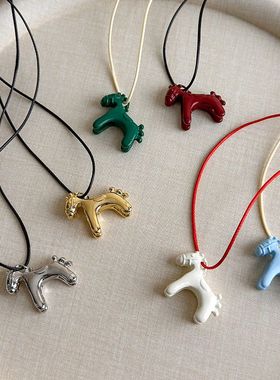 复古简约小马吊坠项链女童趣可爱高级感长款挂脖毛衣链小众配饰品
