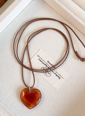 美拉德琥珀爱心吊坠项链女长款港风高级感毛衣链小众百搭颈链配饰