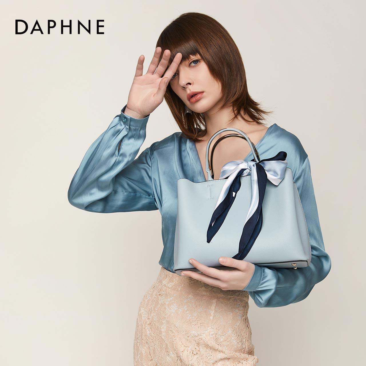 达芙妮2019夏女优雅丝巾手提斜跨包 蜜雅服饰女士包袋