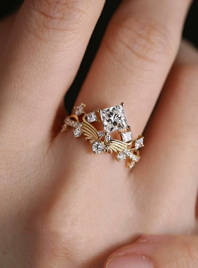 Young中古风Vintage黄金色公主方钻羽翼求婚订婚高碳钻皇冠戒指女