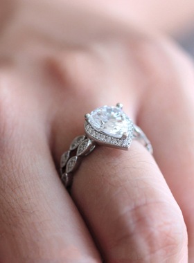 热卖新款梨形水滴镶嵌锆石戒指