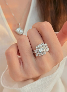 时尚轻奢白月梵星钛钢戒指