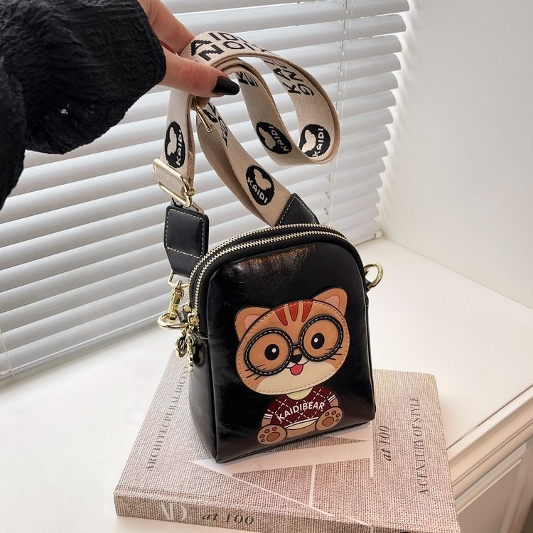 2025新款时尚百搭单肩斜挎包女简约休闲小方包高级感卡通小熊包包 - 图1