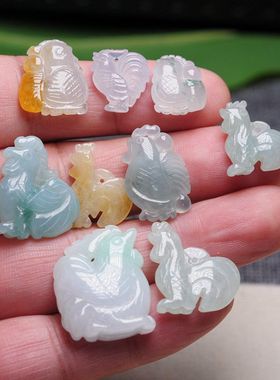 天然翡翠立体精雕生肖鸡吊坠