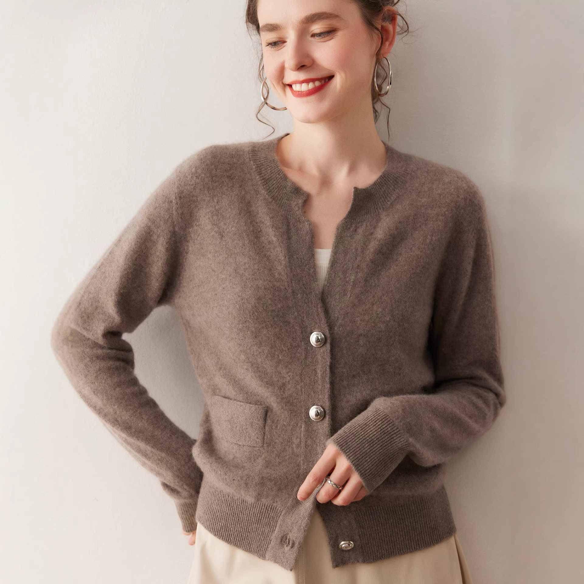 2026春新款圆领羊绒针织开衫女短款小个子老钱风外搭毛衣外套,淘宝优惠券,粉丝福利购,淘宝优惠卷