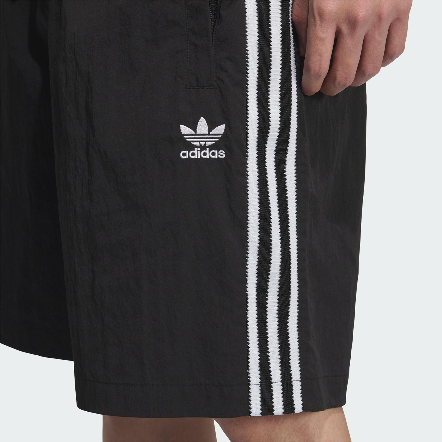 Adidas/阿迪达斯正品三叶草男士足球风休闲经典梭织短裤KC0154 - 图2