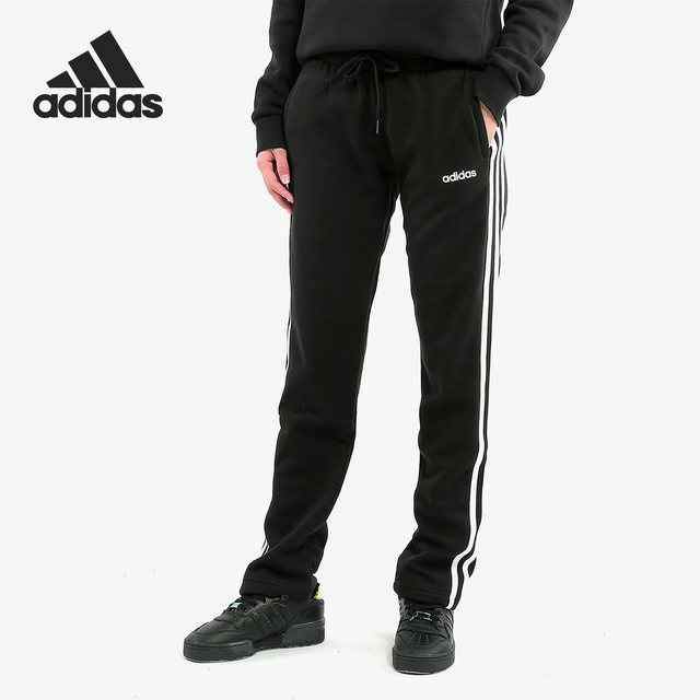 Primeblue SST Trainingsbroek Omschrijving Kenmerken Omschrijving Slank en  gestroomlijnd en goed voor de planeet. Klinkt dat te mooi om waar te zijn?  Nee hoor. Maak deel uit van de oplossing in deze Primeblue SST  trainingsbroek. adidas is 