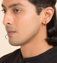 (spot) isha Adi yogi with the same copper earrings Adiyogi