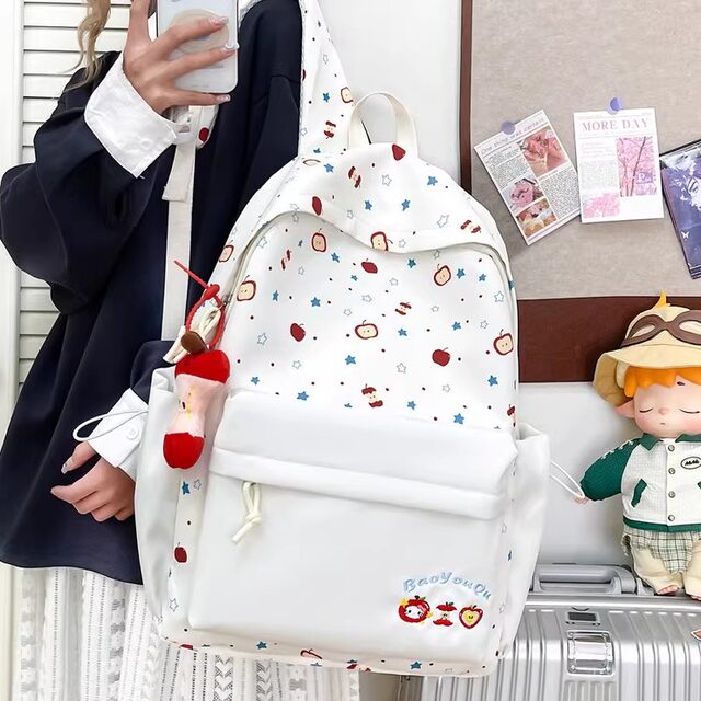 Junior high school girls, high school students, Korean style and good looks with schoolbags