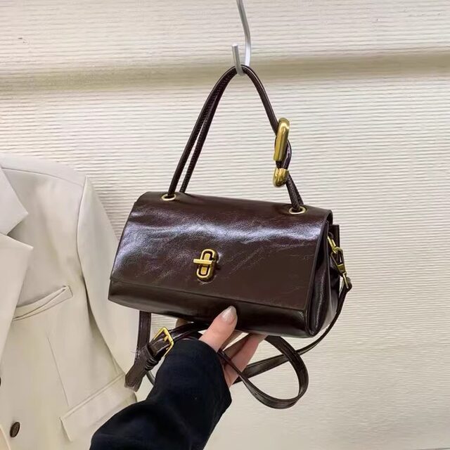 High-end simple and versatile shoulder handbag women's 2025 Korean version autumn and winter new retro fashion crossbody bag