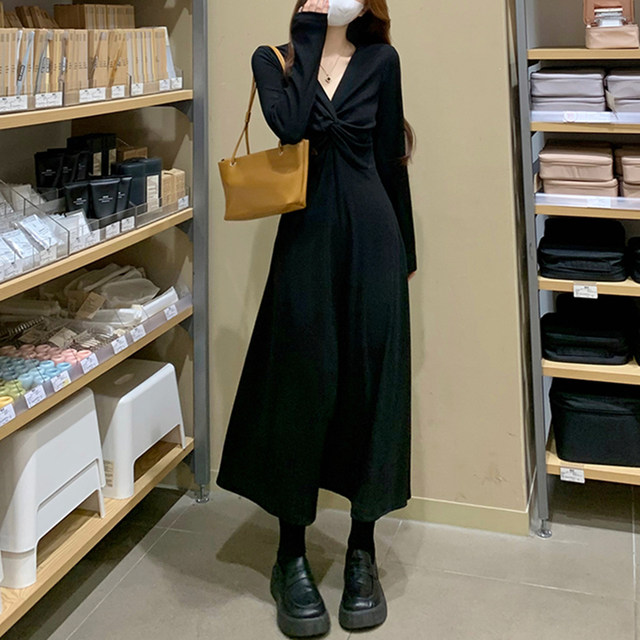 Large size autumn and winter French Hepburn style v-neck with black inner