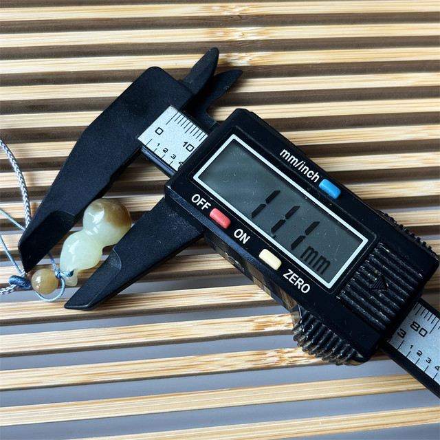 Natural yellow and white old jade pendant gourd clavicle pendant original real shot Xiuyan old topaz Hetian jade gourd pendant