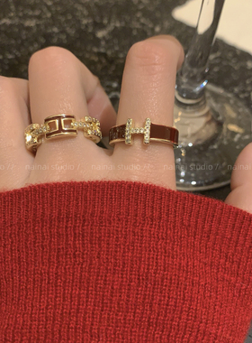 H字母戒指~新年酒红色高级感轻奢食指戒本命年小众设计气质指环女