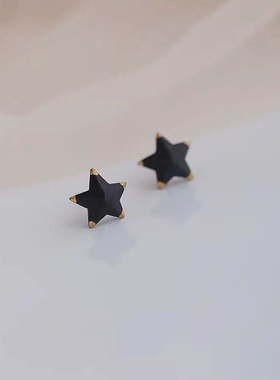 简约黑色五角星小耳饰